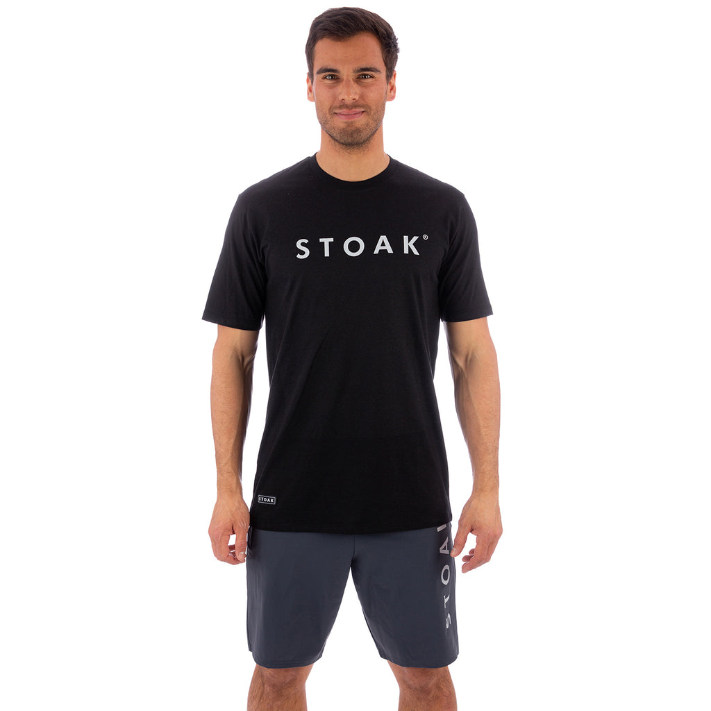 STOAK Carbon schwarz Titan grau Package Herren T-Shirt und Shorts vorne 